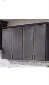 ローズビルにあるBlue Heavenのキッチンにあるガラス扉のキッチンキャビネット