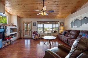 Χώρος καθιστικού στο Cabin with Wild Horses, Fireplace, Dog Friendly & StarLink