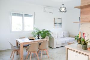 a kitchen and living room with a table and chairs at Mar nero Apartments in Bregvija