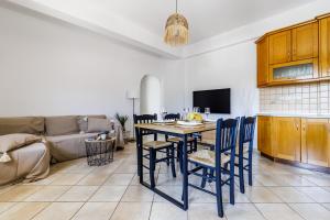 Televisyen dan/atau pusat hiburan di Theros Holiday Home