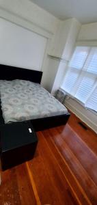 una camera da letto con un letto e due finestre di Greenlake house share roosevelt light rail Seattle a Seattle