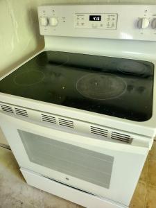 un forno bianco seduto in una cucina di Greenlake house share roosevelt light rail Seattle a Seattle