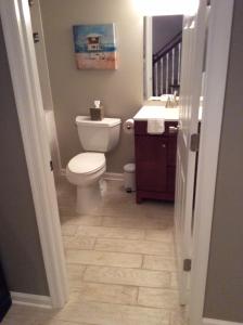 Ένα μπάνιο στο Stylish Renovated Flat, Central, Walk to DC Sights +17 φωτογραφίες