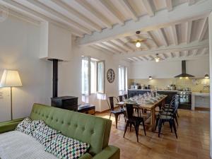 a living room with a table and a kitchen at Charmant Gîte Cocooning avec Terrasse et Animaux Acceptés - FR-1-496-306 in Belmont-de-la-Loire