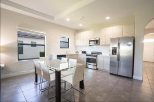 Kuchyň nebo kuchyňský kout v ubytování Balmoral Resort-169CC home