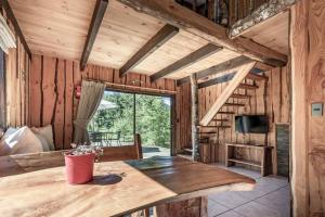 eine Holzhütte mit einem Holztisch in einem Zimmer in der Unterkunft Cabaña campo Pucon in Pucón