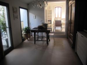 a dining room with a table with chairs and a dining roomiasm at Brancadoria B&B in Monteleone Rocca Doria