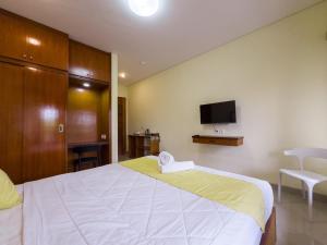 Een bed of bedden in een kamer bij Ananda's Sanur by ABM