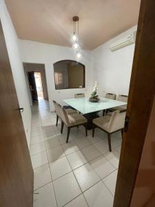 a dining room with a table and chairs at Bertioga Rio da Praia in Bertioga