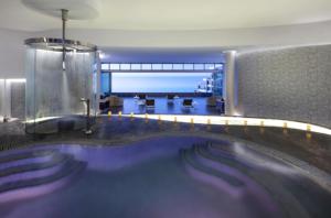 Bazén v ubytování Ocean view suite nebo v jeho okolí