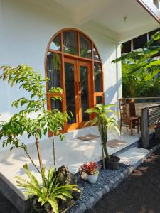 Un jardín fuera de Friend House SURFCAMP 26 fotos más