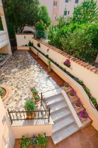 una escalera exterior con macetas y flores en Apartments Villa Amfora, en Rovinj