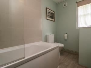 Koupelna v ubytování Penwarne Lodge + 42 fotografií