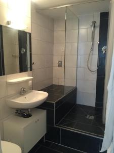 un baño con lavabo y ducha en TownVille, en Flachau