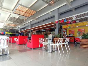a restaurant with red and white chairs and tables at Exclusivo y confortable apartasuite in San Gil