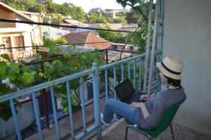 Ein Balkon oder eine Terrasse in der Unterkunft Alex's Cosy Guesthouse