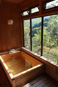 Φωτογραφία από το άλμπουμ του Woodland Bothy σε Gundō
