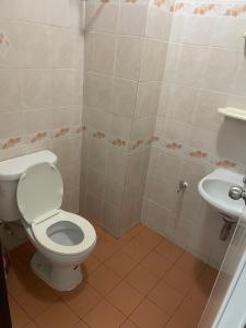 Ban Na SongにあるViriyapon 1st floorのトイレと洗面台付きのバスルーム