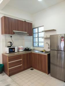 Una cocina o cocineta en 3B2R Unit, Seruni Service Apartment at Serendah Golf Resort, Serendah, Nearby Serendah KTM Komuter Station, Genting, Rawang, UMW HVM Park, Bukit Beruntung Resort