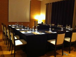 a long table in a room with chairs and a screen at Noiva do Mar in Lourinhã +35 photos