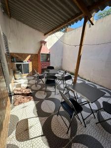un patio con mesas y sillas y una chimenea en P nacional do catimbau Buíque de 1 a 10 hospeder, en Catimbau