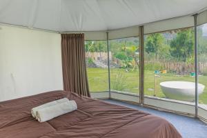Postel nebo postele na pokoji v ubytování Polestay Glamping Kintamani + 30 fotografií
