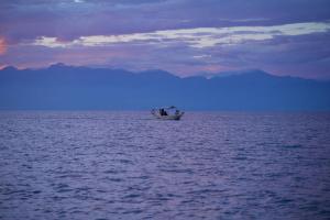un barco en medio de una gran masa de agua en Jokos House, en Rodas 17 fotos más