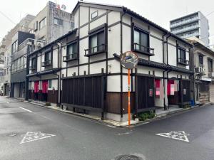 a building on the side of a street at 東京雷門ー千の森Asakusa in Tokyo