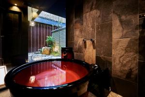 a bathroom with a red tub in a room at Kikokutei Bekkan in Kyoto