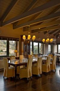 Reštaurácia alebo iné gastronomické zariadenie v ubytovaní Aegli Arachova