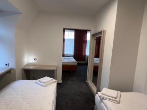 Un pat sau paturi într-o cameră la Hotel Praha Liberec