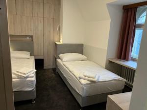 Un pat sau paturi într-o cameră la Hotel Praha Liberec