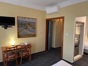 Un televizor și/sau centru de divertisment la Hotel Praha Liberec