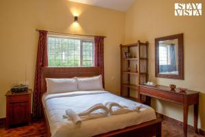 Ένα ή περισσότερα κρεβάτια σε δωμάτιο στο StayVista at Zolas Retreat 2BHK Pet Friendly and Breakfast Included