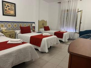 Posteľ alebo postele v izbe v ubytovaní Hotel Matalascañas