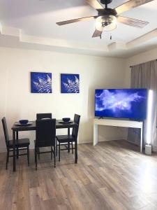 TV a/nebo společenská místnost v ubytování Modern Fully Equipped Apt