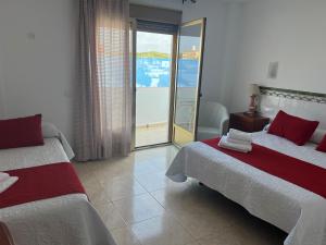 Posteľ alebo postele v izbe v ubytovaní Hotel Matalascañas