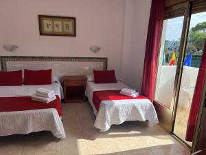 Posteľ alebo postele v izbe v ubytovaní Hotel Matalascañas