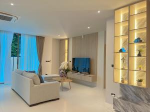 a living room with a couch and a fireplace at PNT LUXURY JOMTIEn in Jomtien Beach