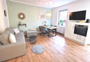 Μια τηλεόραση ή/και κέντρο ψυχαγωγίας στο BohnApartments XL Suite - 2 Schlafzimmer mit Balkon - Zentrum - Petersberg - Domplatz