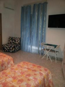 ナポリにあるアンティカ ディモーラ ナポリズのベッドルーム1室(ベッド1台、テーブル、椅子付)