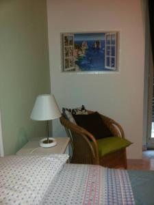 1 dormitorio con 1 cama, 1 silla y 1 lámpara en Antica Dimora Naples, en Nápoles