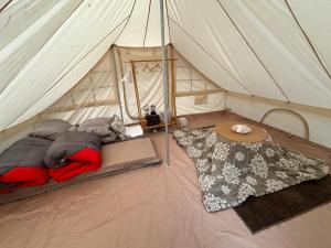 Ein Bett oder Betten in einem Zimmer der Unterkunft 森と湖の楽園ＷorkshopＣampＲesort