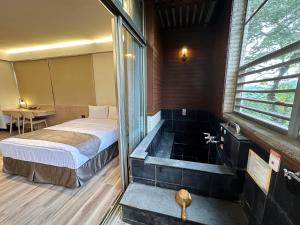 Voodi või voodid majutusasutuse Hoya Hot Springs Resort, Guanziling toas