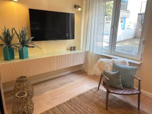 Dock 14 في نورديرني: غرفة معيشة مع تلفزيون وكرسي ونوافذ