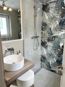 Dock 14 في نورديرني: حمام مع حوض ودش +8 صور