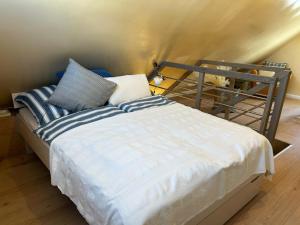 Dock 14 في نورديرني: سرير من اللون الأزرق والأبيض في الغرفة