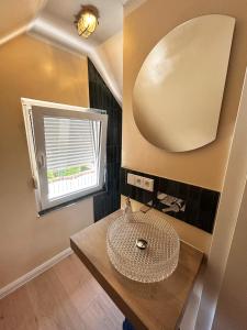 Dock 14 في نورديرني: حمام مزود بحوض ومِرآة