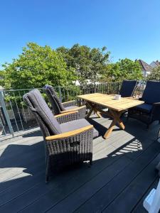 Dock 14 في نورديرني: طاولة وكراسي خشبية على سطح السفينة مع طاولة