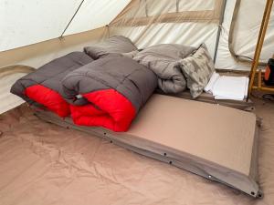 Ein Bett oder Betten in einem Zimmer der Unterkunft 森と湖の楽園ＷorkshopＣampＲesort